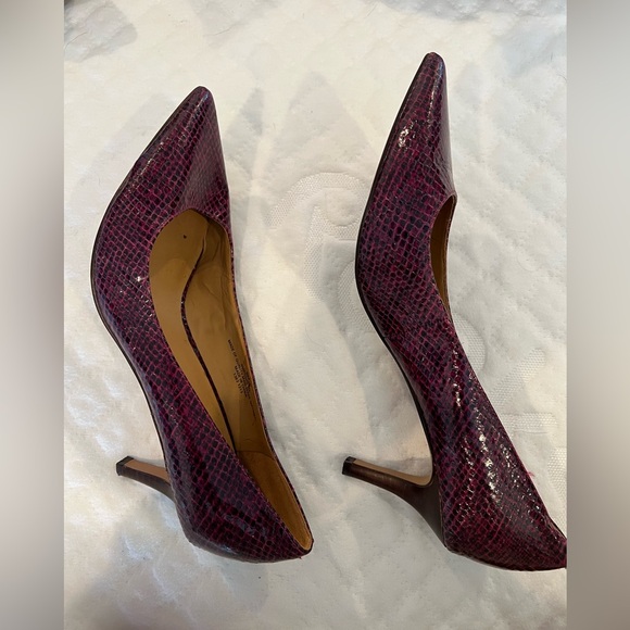 Nine West women’s kitten heels, purple snake skin - Picture 2 of 4